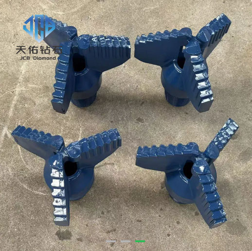 9‑inch (228 mm) drill bits with carbide tips and alloy blades – 228 mm diameter water well drilling bits.